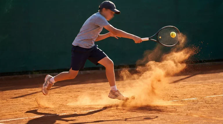 Joueur de tennis frappant un coup droit puissant sur terre battue