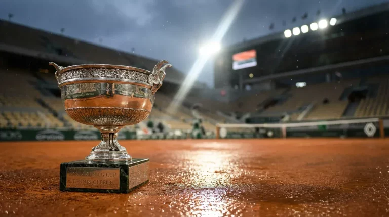 Trophée de Roland Garros illuminé sur le court central